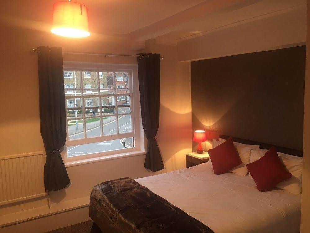 The Red Lion 3*