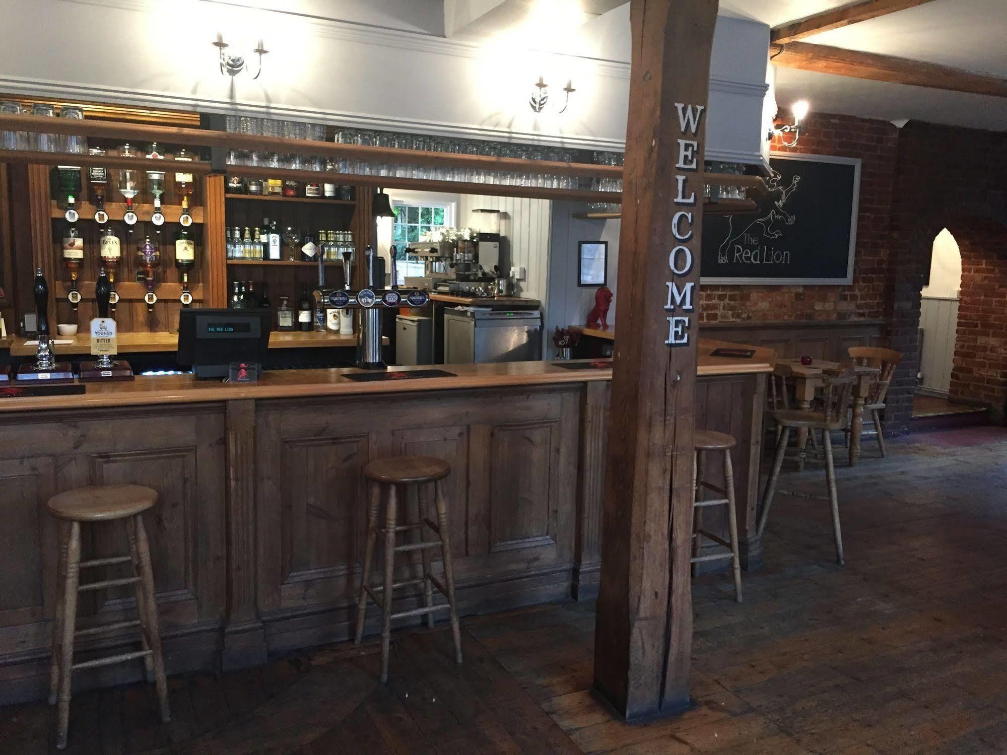 The Red Lion 3*