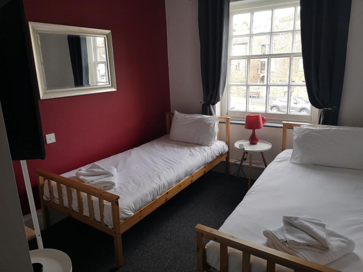 The Red Lion 3*